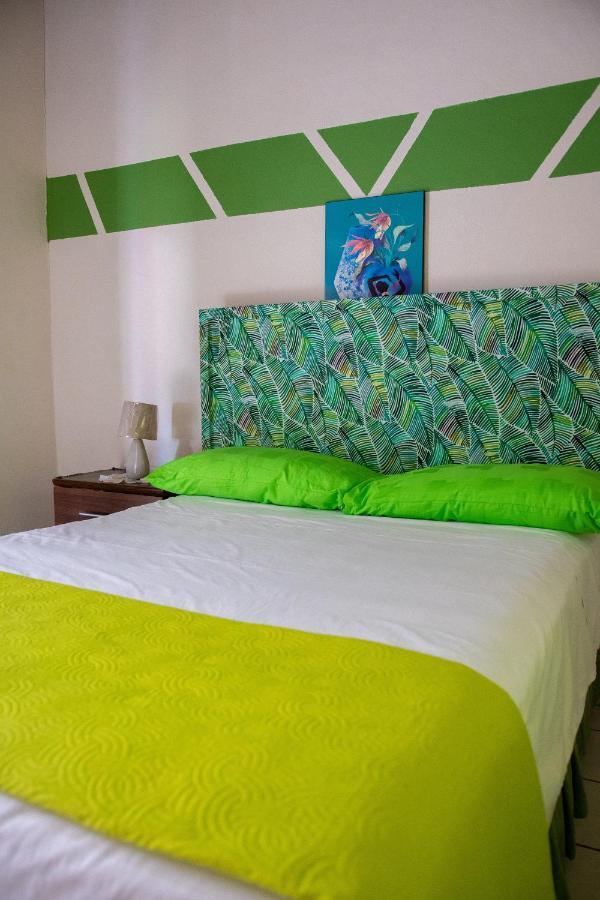 Tropical Breeze Vacation Home And Apartments Gros Islet Esterno foto