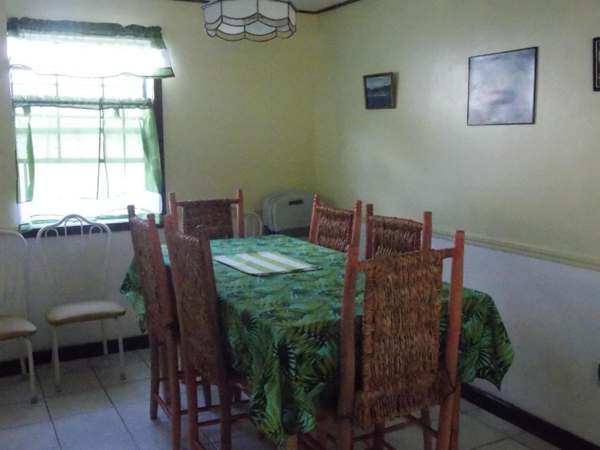 Tropical Breeze Vacation Home And Apartments Gros Islet Esterno foto